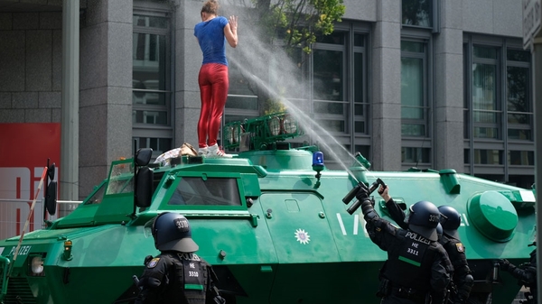 Девочка на БТРе / Болотная - G20, Несогласные, Акции протеста, Мордор, Сарказм