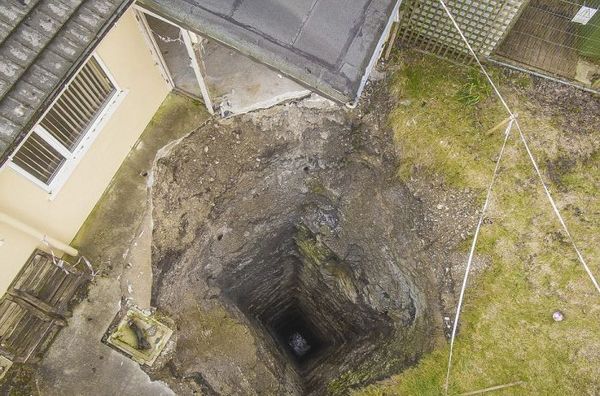 In the UK, a 30-meter sinkhole formed on the territory of one of the houses - Great Britain, England, Failure, Land, Mine, , Portal to hell, Longpost