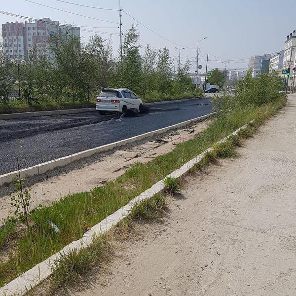 ВЛИП ! Фотофакт: Т-Ипсум заехала на ещё не остывший асфальт в Якутске