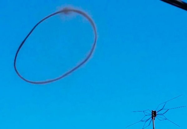 Pictures of the black ring hanging in the sky over the UK - Ring, Great Britain