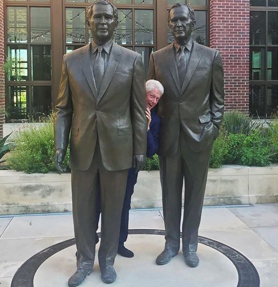 Clinton is hiding between the bushes... - Humor, The photo, USA, Clinton, Bush, Bill clinton, George Bush