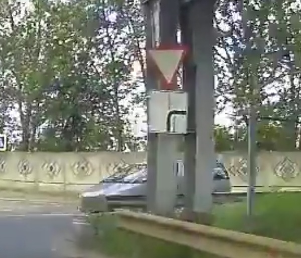 Will the author be able to get away? Kaliningrad. - Road accident, Give Way, Home, Video