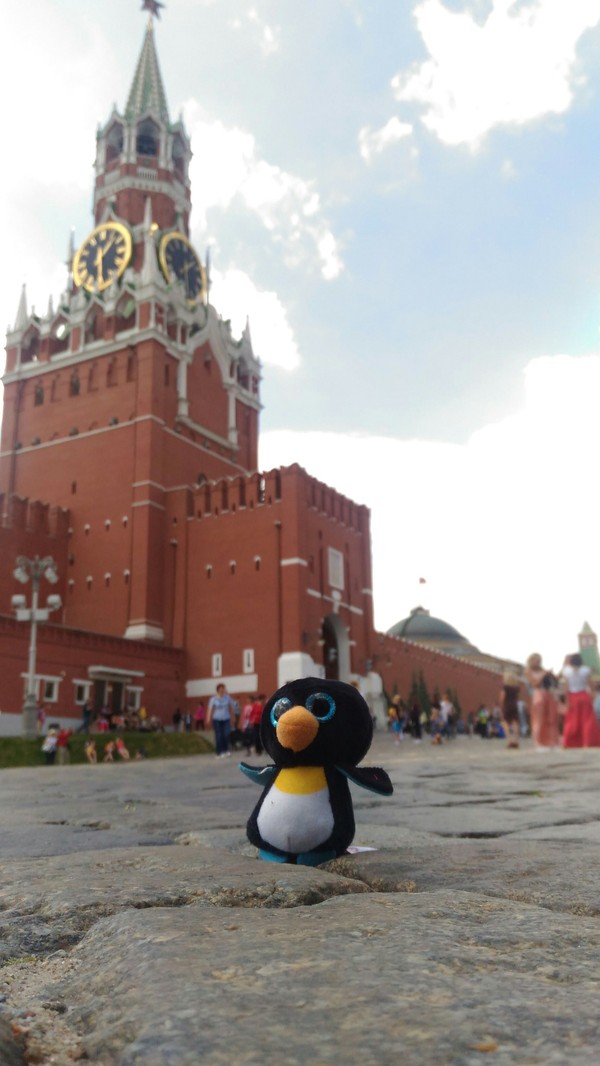 The penguin is on a journey. - My, Penguins, Soft toy, Moscow, the Red Square, Spasskaya Tower, The photo, Vacation, Travels