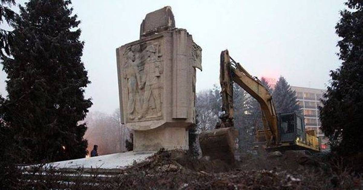 Сносим памятники. Снесение памятника советским воинам в Польше. В Польше сносят памятники советским воинам. Разрушения памятников советским воинам в Польше. Памятники второй мировой в Польше сносят советские памятники.