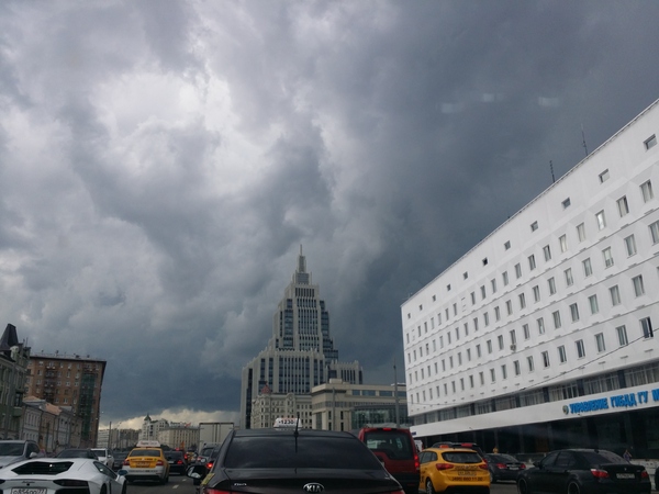 Град прошёл полосой.