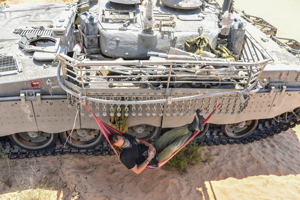 И пусть весь мир подождет!... И война тоже!