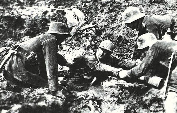 German soldiers help a Frenchman stuck in a swamp in Verdun. - World War I, Verdun, 1916, Humanity