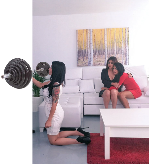 Невероятно сильная женщина одной рукой подняла штангу, все ахнули !