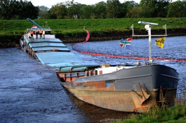 Such a cool bridge - Bridge, Humor, Barge, Idiocy