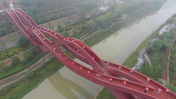 A new bridge in a small town in China, we would have gathered for the opening of all the first persons - In contact with, Humor, Picture with text, The photo