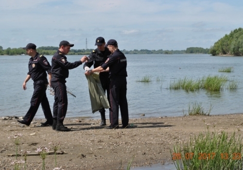 Omsk policemen helped to remove garbage from the Irtysh - Omsk, Police, Garbage, Thank you