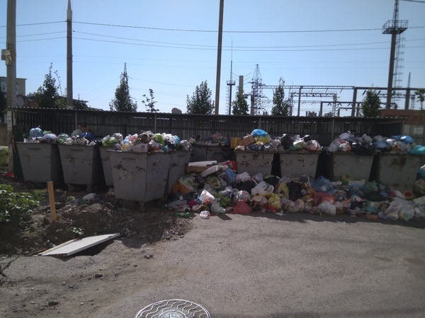Somewhere a hungry garbage truck is sad. - My, Krasnodar, Garbage, Stench, 
