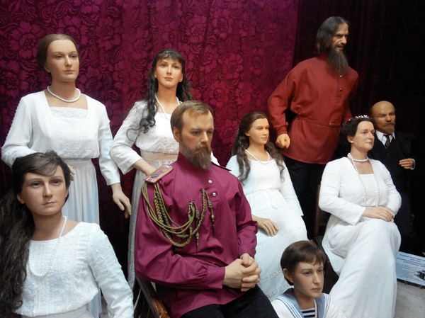 Irony) The guide in the museum calls this composition so) - Ilyich, Romanovs, Wax figures, Lenin