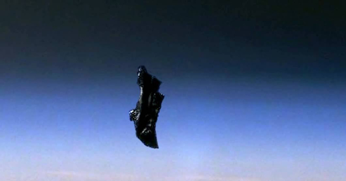 чёрный рыцарь инопланетный спутник. чёрный принц спутник земли. чёрный рыцарь инопланетный спутник. черный принц на орбите земли. чёрный принц спутник земли.