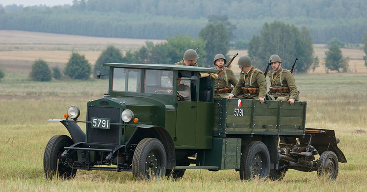 Первые 2 военный. Польский грузовик Урсус. Грузовики вермахта 1941-1945. Военный автомобиль. Грузовики второй мировой войны.