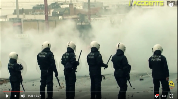 Джуди на разгоне демонстрантов.