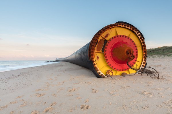 Гигантские 100-метровые чёрные трубы выбросило на британский пляж труба, пляж, Великобритания