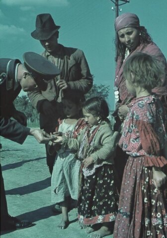 Oberfeldwebel of the Luftwaffe gives a coin to a gypsy girl on the island of Crete, World War II. - The Second World War, Gypsies, Germans, Crete, The photo