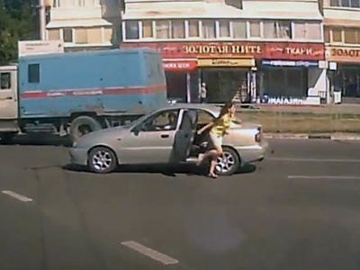 The child fell out of the car due to the negligence of parents - Children, Car, Video, Fell