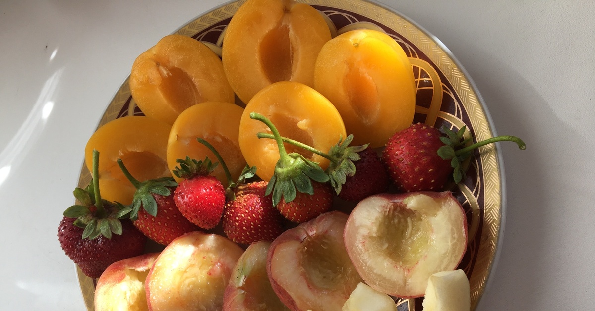 2 6 всех фруктов составляют персики. Летняя Фруктовая тарелка. Персики на тарелке. Фруктовая тарелка с абрикосами. Фруктовая нарезка с нектаринами.