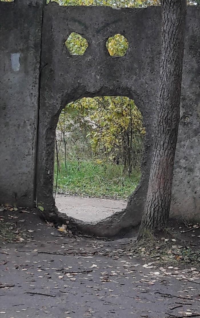 Злая дырка в заборе. - Моё, Фотография, Креатив, Забор, Тверская область