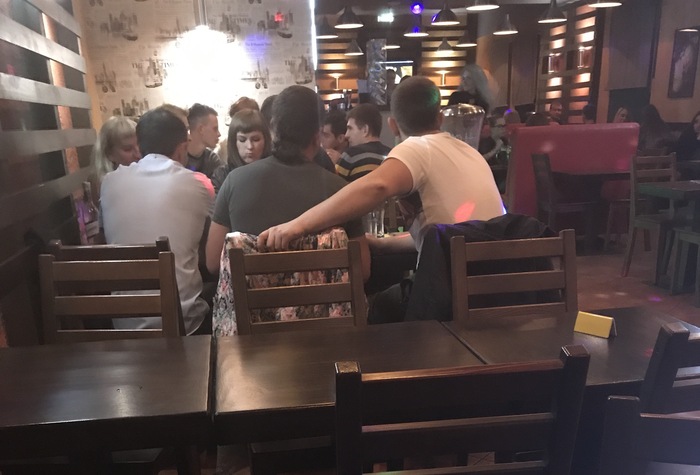 Мне одному кажется странно, когда парни сидят вот так?