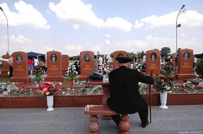 In the cemetery at the graves of six of his grandchildren. Beslan - Beslan, The photo