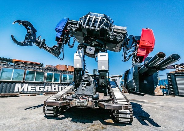 In the United States created a giant fighting robot - USA, Robot