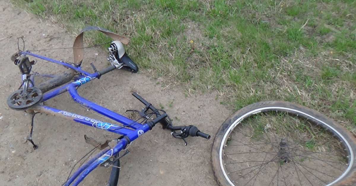 Великий разбить. Поломанный велосипед. Ломает велосипед. Разбитый велосипед. Старый сломанный велосипед.