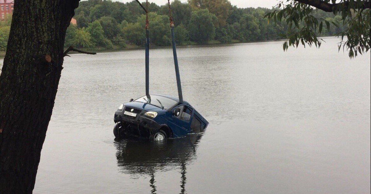 Газель едет по воде