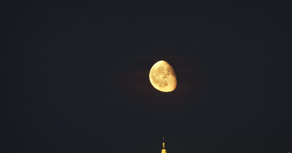 Moon russia. Луна в Москве. Фото Луны. Луна над городом. Огромная Луна.