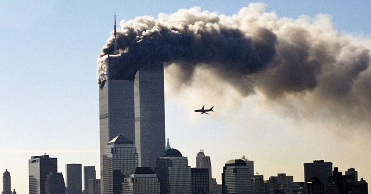 7 августа 2001 год. Самолет и две башни Близнецы. Террористическая организация взорвавшая башни Близнецы.