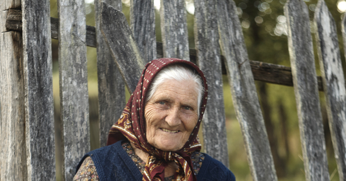 Большегрудая бабушка. Сербская бабушка. Бабушки фотогеничные. Старушки фотопортреты. Пожилая Сербская женщина.
