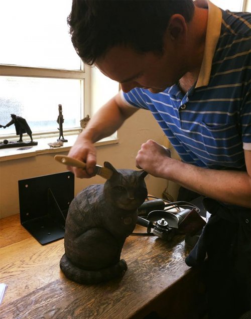 Buyers raised money for a bronze statue in memory of everyone's favorite shop cat Brutus - cat, Score, The statue, Monument, Longpost, Brutus!, England, Sculpture