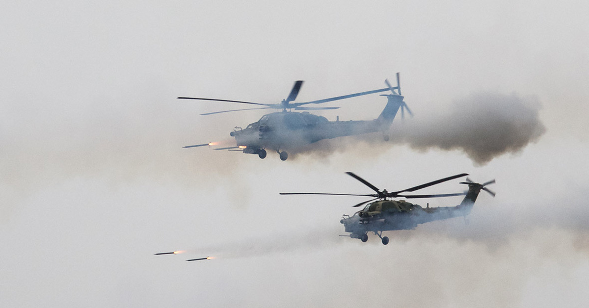 Вертолет перебрасывал отряд. Вертолет для танка. Вертолет выпускает ракеты. Эпизоды войны на Украине с участием авиации.