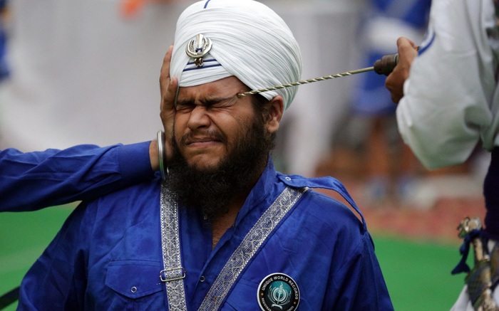 Gatka's followers drill their heads to set a world record - , 