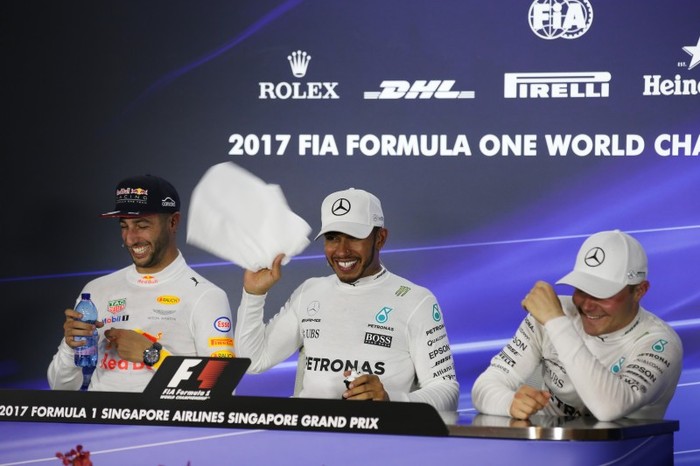 When you let a whisperer at a press conference, and a colleague ratted you out) - Formula 1, Daniel Ricciardo, Valtteri Bottas, Lewis Hamilton, Whisper, Press conference, Video