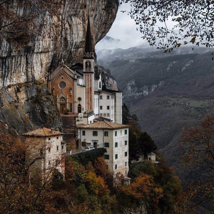 A place worthy of attention not only for believers, but also for everyone who admires architecture, sculpture and nature! - The photo, Landscape, The rocks, Interesting, sights, Italy, Tourism, Architecture