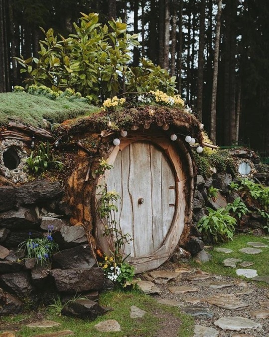 It remains to wait for an old man with a beard and a hat smoking unknown crap - House, Dugout, The hobbit, Dwelling, Forest