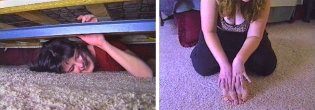Сестра застряла в шкафу. Застряла под кроватью. Девочка застряла под кроватью. Девушка под кроватью.