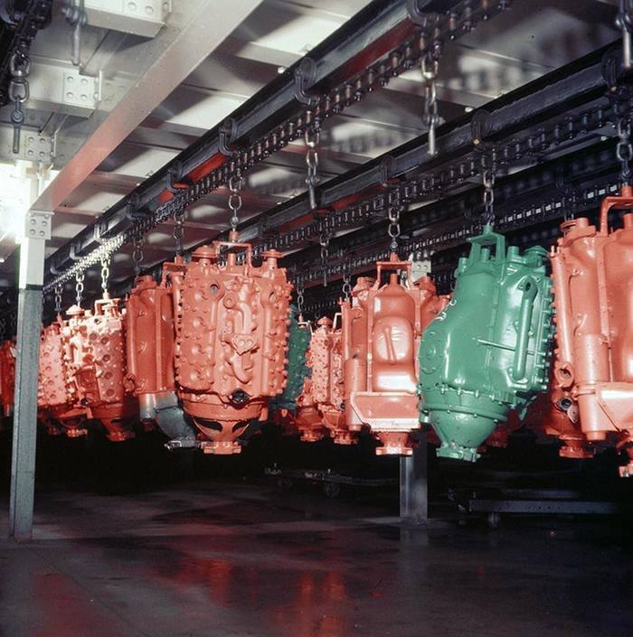 Chevrolet assembly line, 1957 - Chevrolet, Assembly line, Retro, Engine