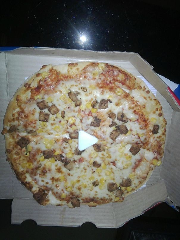 Sent this photo to my mom, she replied: I click, but it does not play - Pizza, It seemed