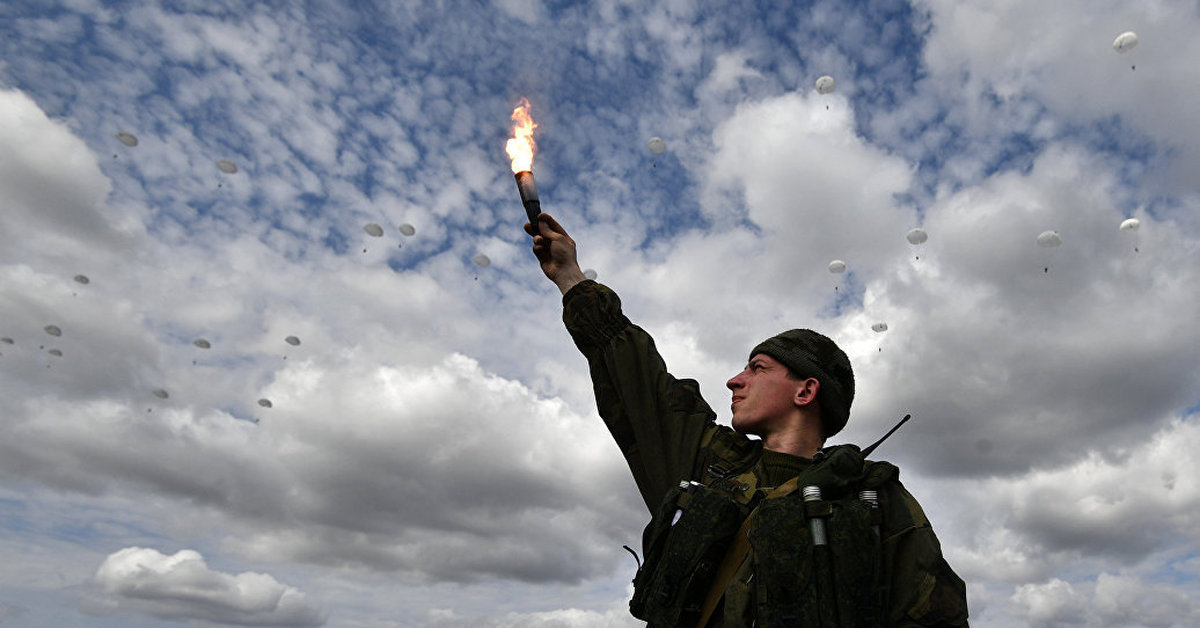 Сильнее неба. Солдат показывает. Военный показывает. Десантники военные в небе. Десант уходит в небо.