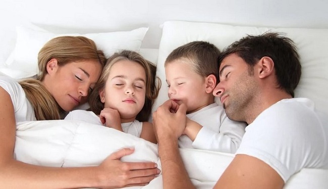 Ребенок боится спать один: 3 причины и 2 способа помочь