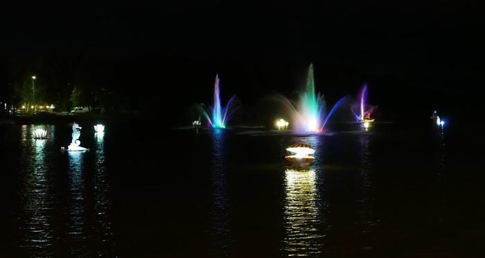 Illuminated fountains at night on the Chernologovsky pond in Noginsk near Moscow - My, The photo, Moscow region, Noginsk, Fountain, Pond, Beautiful, Backlight, Darkness