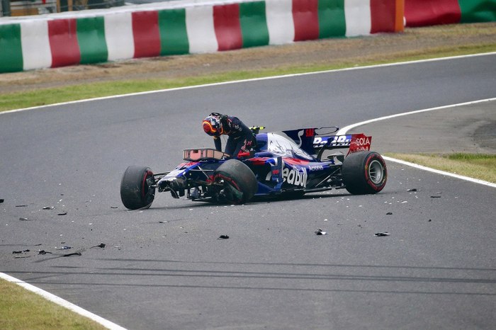 When the car is in the trash, and you somehow do not care - Автоспорт, Formula 1, F1 2017, Crash