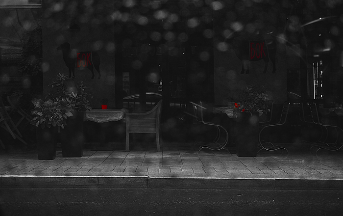 A little bit of red on black and white... - My, Photographer, League Photos, Rain, The photo, Red, Black and white photo, Cafe
