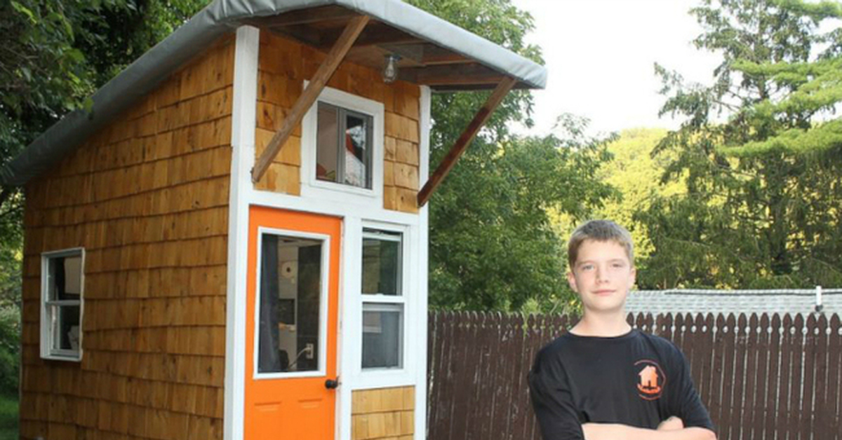 летний домик для подростка. домик для подростка на участке. дом на дереве для мальчика. постройки для подростка. мальчик построил дом.