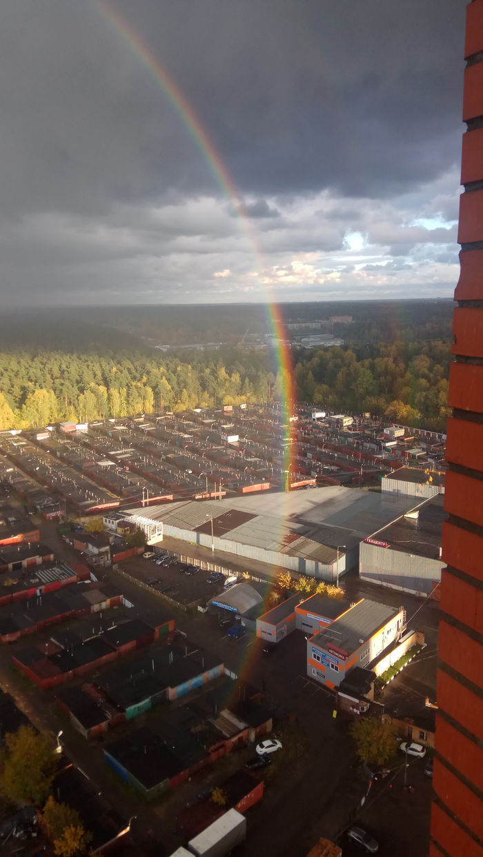 I found a garage that makes rainbows. - My, Garage, The photo, Rainbow