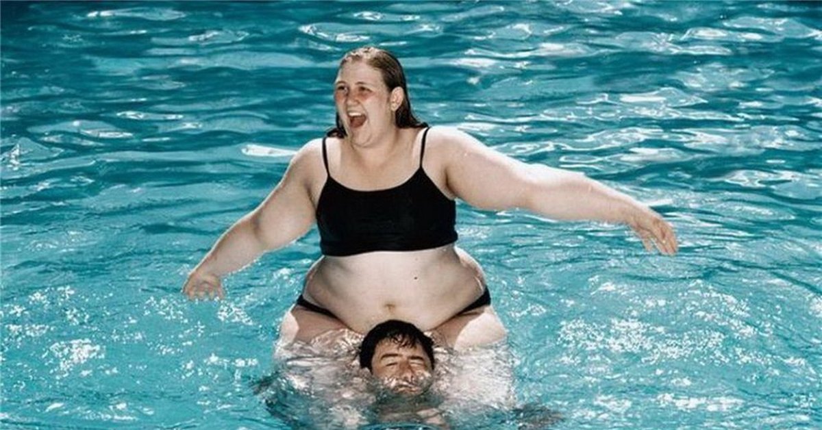 Толстухи в бассейне. Полные женщины в бассейне. Толстая девушка. Жирные женщины в бассейне. Толстая женщина и худой мужчина.